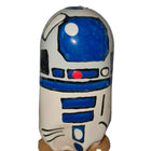 Handbemalte keramikfigur r2-d2 in blau und weiß mit schwarzen konturen und rotem detail auf der brust