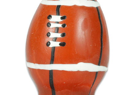 Ein glossy orangefarbenes footballförmiges kondom mit weißen und schwarzen streifen von condomerie