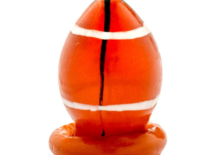 Orange footballförmige kerze mit weißen und schwarzen streifen auf passendem orangefarbenem sockel von condomerie rugbyball