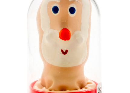 Eine fröhliche beige santa claus figur aus glas mit weißem bart und roter nase auf rotem sockel im condomerie kondom