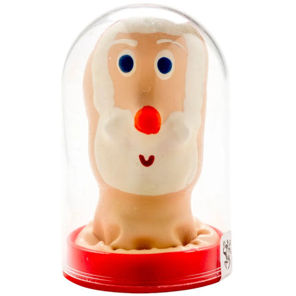 Eine fröhliche beige santa claus figur aus glas mit weißem bart und roter nase auf rotem sockel im condomerie kondom