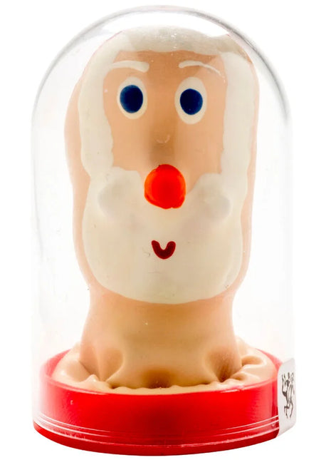 Eine fröhliche beige santa claus figur aus glas mit weißem bart und roter nase auf rotem sockel im condomerie kondom