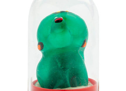 Eine transluzente grüne, handbemalte neuheitskondom-schildkröte mit orange und schwarz unter einer glaskuppel auf rotem sockel
