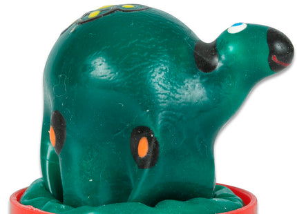 Grüner plastikspielzeug-oktopus mit schwarzen und orangen augenpunkten auf rotem rundem sockel in handbemalten neuheitskondomen schildkröte