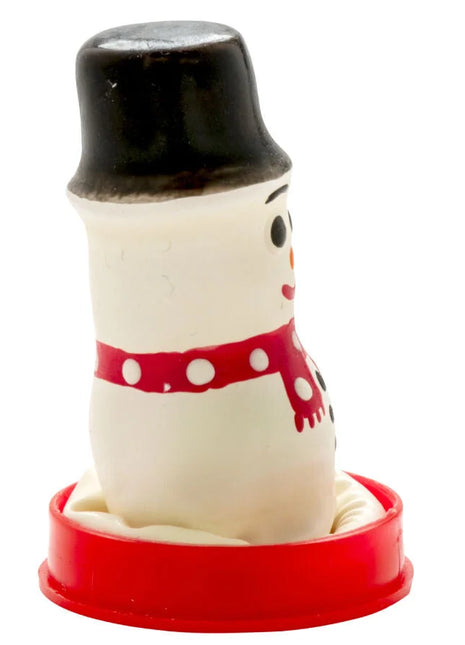 Weißer schneemann-förmiger gumminstamp mit schwarzem zylinder und rotem gepunktetem schal von condomerie