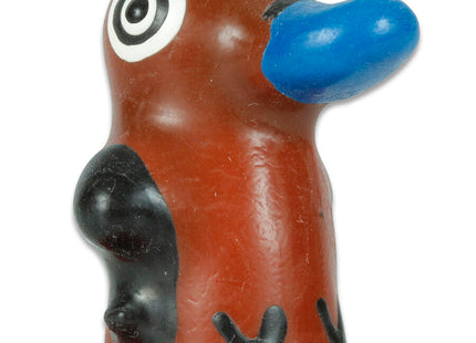 Braune plastikpinguinfigur mit blauem schnabel und schwarzen flügelmustern aus handbemalten schnellkönig kondomen