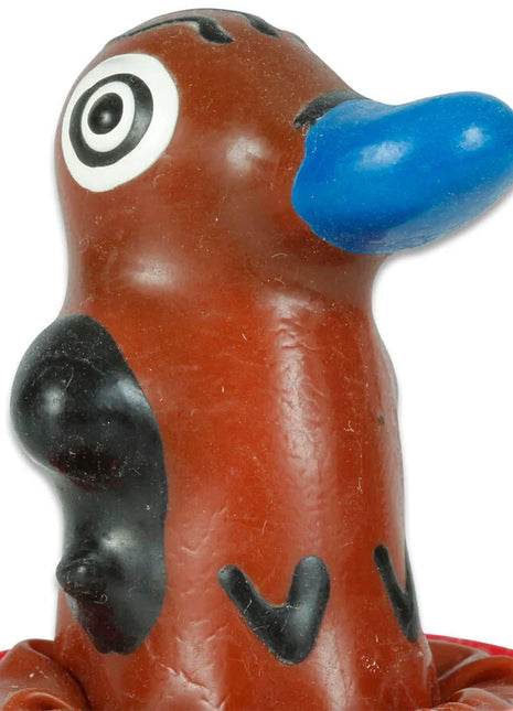 Braune plastikpinguinfigur mit blauem schnabel und schwarzen flügelmustern aus handbemalten schnellkönig kondomen