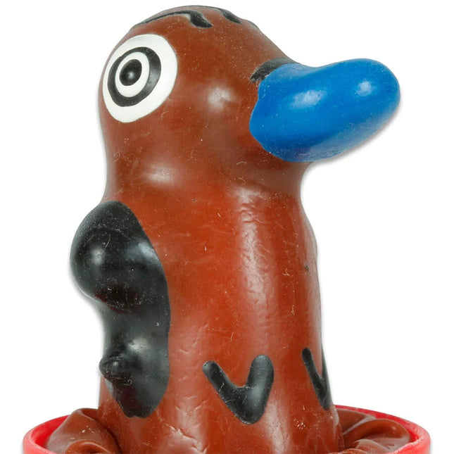 Braune plastikpinguinfigur mit blauem schnabel und schwarzen flügelmustern aus handbemalten schnellkönig kondomen