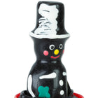 Schwarzer handbemalter schornsteinfeger schneemann mit weißem zylinder rosa wangen gelber nase rotem lächeln und grünem shamrock auf der brust