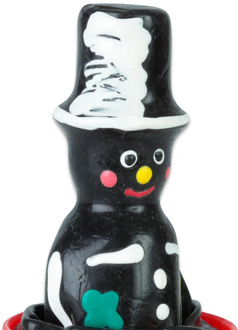 Schwarzer handbemalter schornsteinfeger schneemann mit weißem zylinder rosa wangen gelber nase rotem lächeln und grünem shamrock auf der brust