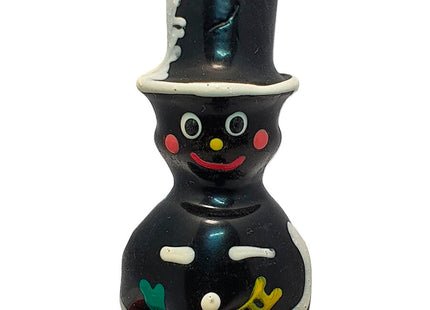 Schwarze glossy schornsteinfeger schneemann figur mit hoher zylinderhut roten backen gelber nase und weißen knöpfen