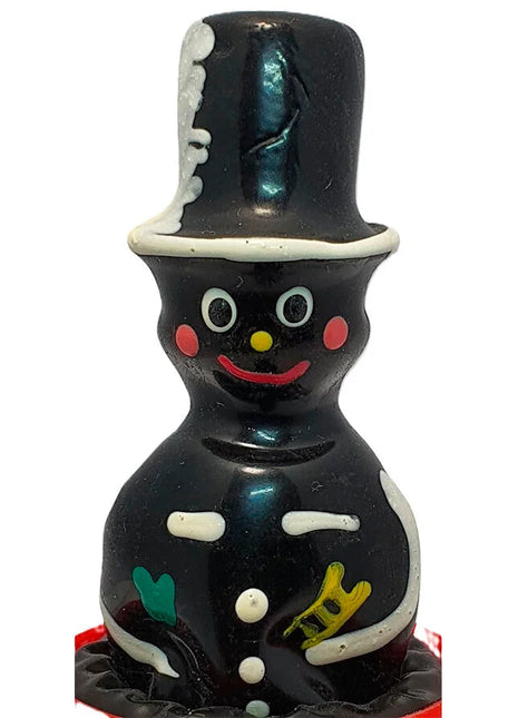 Schwarze glossy schornsteinfeger schneemann figur mit hoher zylinderhut roten backen gelber nase und weißen knöpfen