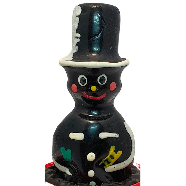 Schwarze glossy schornsteinfeger schneemann figur mit hoher zylinderhut roten backen gelber nase und weißen knöpfen