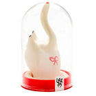 Creamfarbene keramik katzenfigur mit rosa schleife unter glaskuppel in condomerie handbemalte neuheitskondome schwan