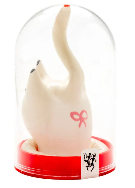 Creamfarbene keramik katzenfigur mit rosa schleife unter glaskuppel in condomerie handbemalte neuheitskondome schwan