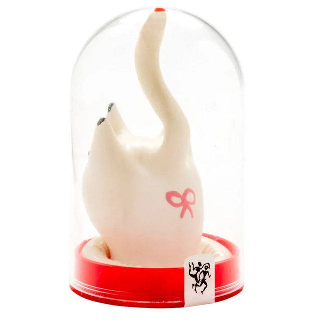 Creamfarbene keramik katzenfigur mit rosa schleife unter glaskuppel in condomerie handbemalte neuheitskondome schwan