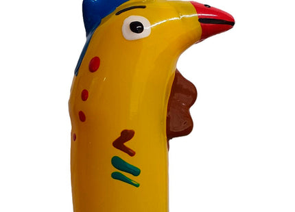 Hellgelbes kunststoffspielzeug in form eines hähnchens mit blauem kamm rotem schnabel und bunten mustern von condomerie handbemalte neuheitskondome schwanzmodell xl