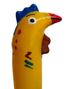Hellgelbes kunststoffspielzeug in form eines hähnchens mit blauem kamm rotem schnabel und bunten mustern von condomerie handbemalte neuheitskondome schwanzmodell xl