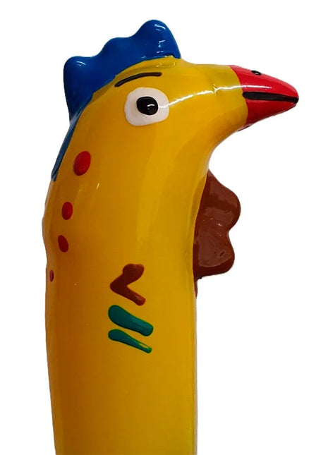 Hellgelbes kunststoffspielzeug in form eines hähnchens mit blauem kamm rotem schnabel und bunten mustern von condomerie handbemalte neuheitskondome schwanzmodell xl