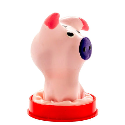 Pinkes handbemaltes kondom in schweinekopf design mit roten ohren und lila schnauze auf rotem sockel