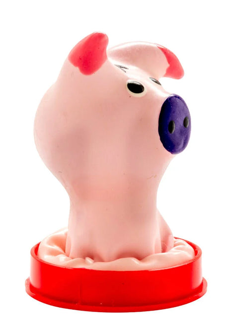 Pinkes handbemaltes kondom in schweinekopf design mit roten ohren und lila schnauze auf rotem sockel