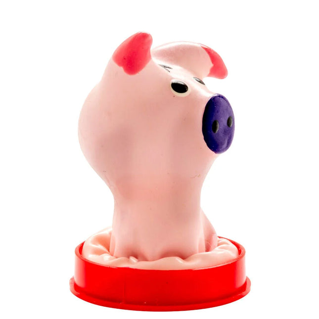 Pinkes handbemaltes kondom in schweinekopf design mit roten ohren und lila schnauze auf rotem sockel