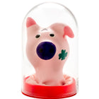 Pink keramische Schweinekopfformige Kondome mit blauer Nase und grünem Kleeblatt unter Glasglocke auf rotem Sockel
