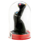 Schwarze keramikfigur mit bunten punkten und glänzender oberfläche unter glashülle aus condomerie seelöwe kollektion