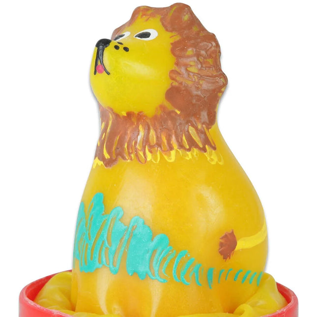 Handbemaltes condomerie sitzender löwe kondom in leuchtendem gelb mit brauner mähne und türkisfarbenem grasdesign