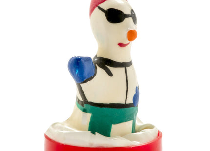 Weißer handbemalter snowman kondom mit roter mütze blaue boxhandschuhe und schwarzer sonnenbrille auf rotem sockel