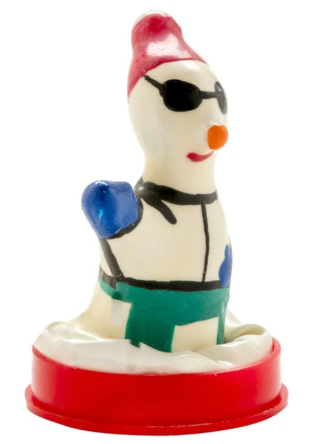 Weißer handbemalter snowman kondom mit roter mütze blaue boxhandschuhe und schwarzer sonnenbrille auf rotem sockel