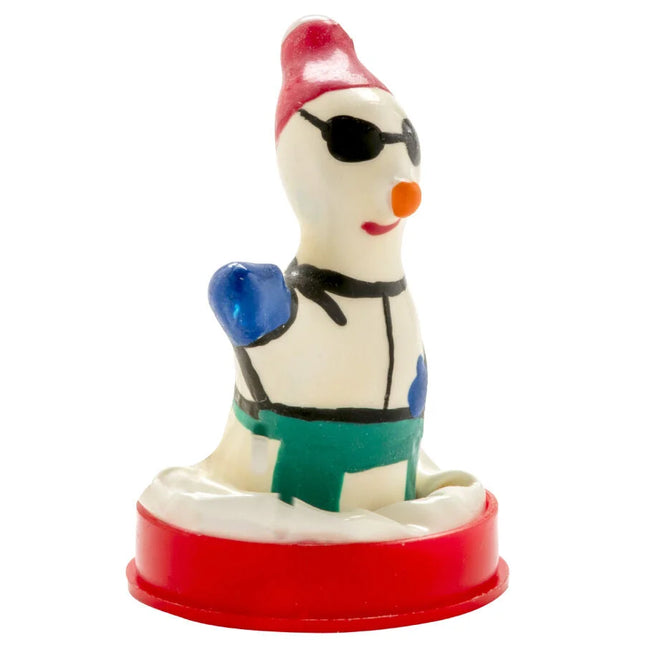 Weißer handbemalter snowman kondom mit roter mütze blaue boxhandschuhe und schwarzer sonnenbrille auf rotem sockel