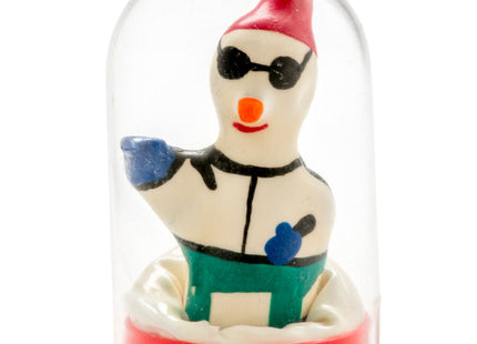 Ein handbemaltes novelty kondom snowboarder xl mit einer verspielten schneemannfigur im glasdom und rotem hut
