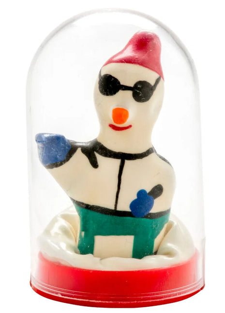 Ein handbemaltes novelty kondom snowboarder xl mit einer verspielten schneemannfigur im glasdom und rotem hut