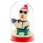 Ein handbemaltes novelty kondom snowboarder xl mit einer verspielten schneemannfigur im glasdom und rotem hut