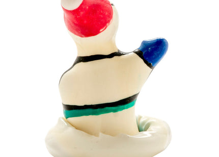Eine weiße keramikfigur eines sitzenden eisbären mit rotem hut und blauer handschuh im condomerie snowboarder xl design