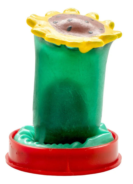 Grüner plastik sonnenblumen play-doh form mit gelber kronenblüte und braunem mittelpunkt auf rotem sockel für handbemalte condoms