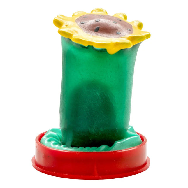 Grüner plastik sonnenblumen play-doh form mit gelber kronenblüte und braunem mittelpunkt auf rotem sockel für handbemalte condoms