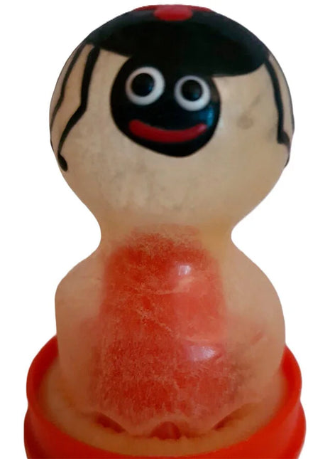 Transluzente gelartige spinnfiguren-kondome mit schwarzem gesicht, großen weißen augen und rotem lächeln von condomerie