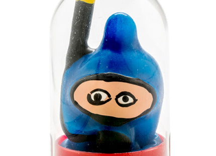 Blaue ninja-figur mit schwarzer maske und gelbspitzen antennen in klarem glaskuppel kondome taucher handbemalt