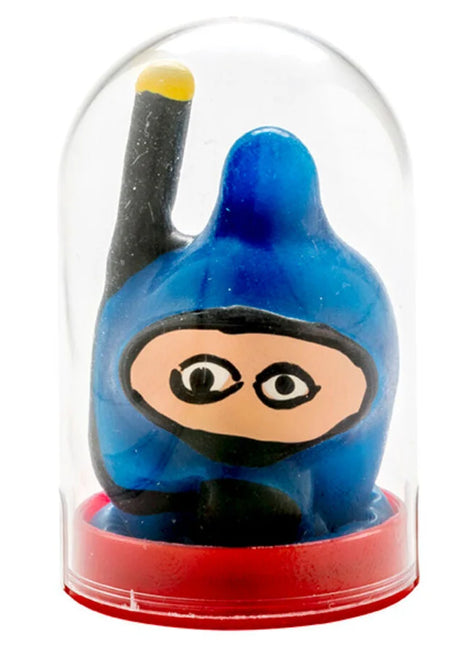Blaue ninja-figur mit schwarzer maske und gelbspitzen antennen in klarem glaskuppel kondome taucher handbemalt