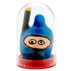 Blaue ninja-figur mit schwarzer maske und gelbspitzen antennen in klarem glaskuppel kondome taucher handbemalt
