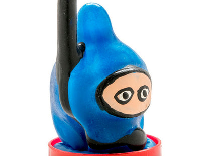 Blaue plastik ninja figur mit schwarzen akzenten und gelber antennenspitze stehend auf rotem kreisbasis für handbemalte neuheitskondome condomerie taucher