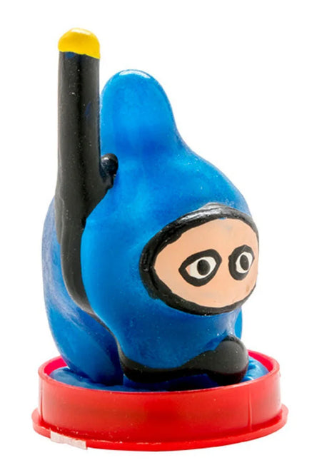 Blaue plastik ninja figur mit schwarzen akzenten und gelber antennenspitze stehend auf rotem kreisbasis für handbemalte neuheitskondome condomerie taucher