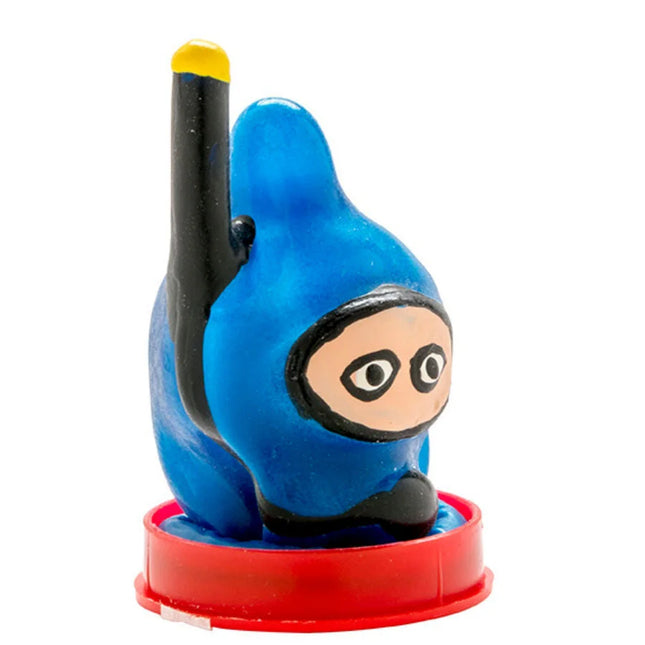 Blaue plastik ninja figur mit schwarzen akzenten und gelber antennenspitze stehend auf rotem kreisbasis für handbemalte neuheitskondome condomerie taucher
