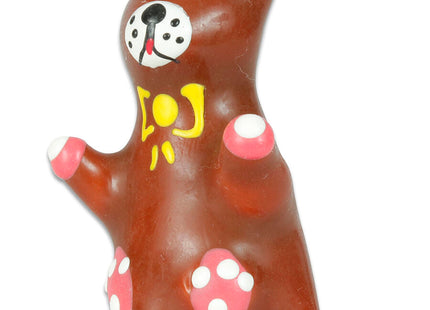 Ein brauner keramikbär mit pink-weißen gepunkteten pfoten und sonnendesign auf der brust handbemalt kondombär
