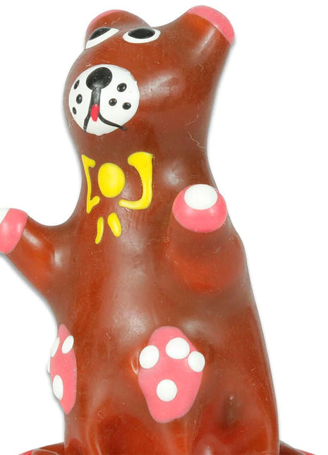 Ein brauner keramikbär mit pink-weißen gepunkteten pfoten und sonnendesign auf der brust handbemalt kondombär