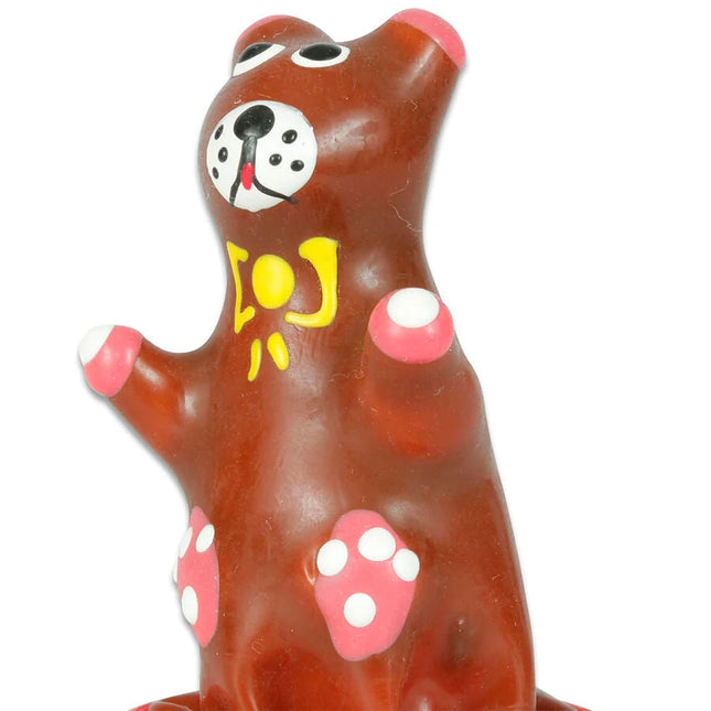 Ein brauner keramikbär mit pink-weißen gepunkteten pfoten und sonnendesign auf der brust handbemalt kondombär