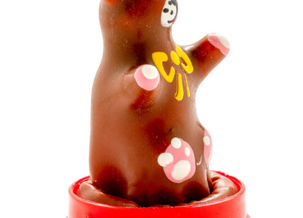 Handbemalter teddybaer kondom mit schokoladebedeckung, pinken ohren und pfoten auf rotem kunststoffsockel