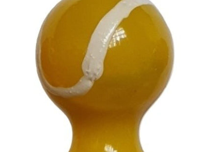 Ein glänzender gelber tennisball mit weißem fadenmuster als handbemaltes kondom von condomerie